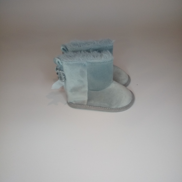 Carter's boots for 3-6 month old - Picture 2 of 4